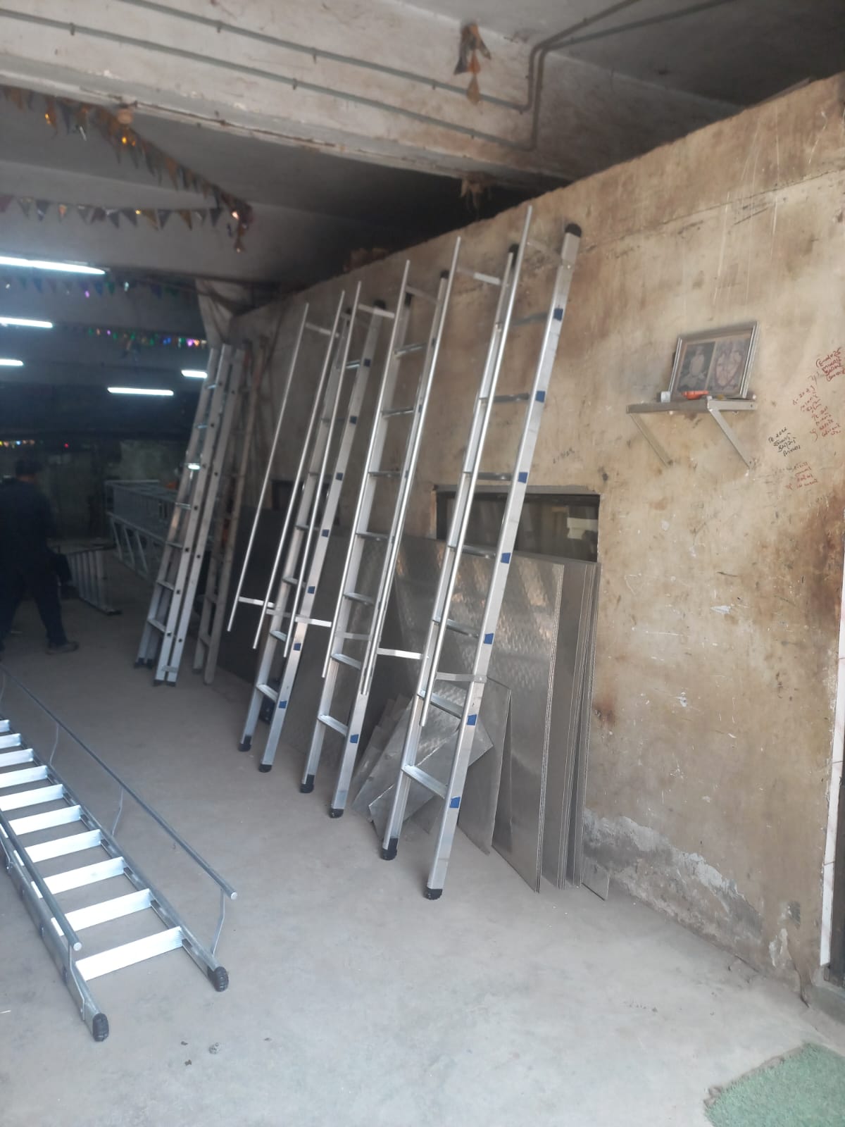 Aluminium Wall Support Single Ladder – In Use